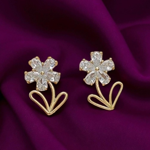 🔥NWT🔥 Rhinestone & Gold Flower Stud Earrings Stylish Jewelry Women Earrings - Picture 1 of 5